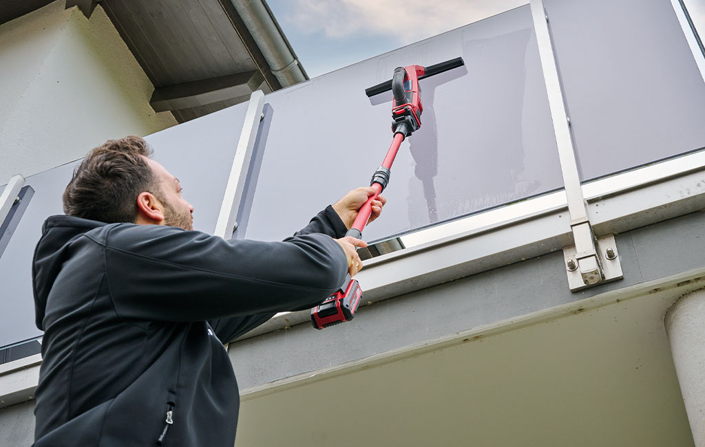 Privacy screens are cleaned with an electrically extendable window cleaner